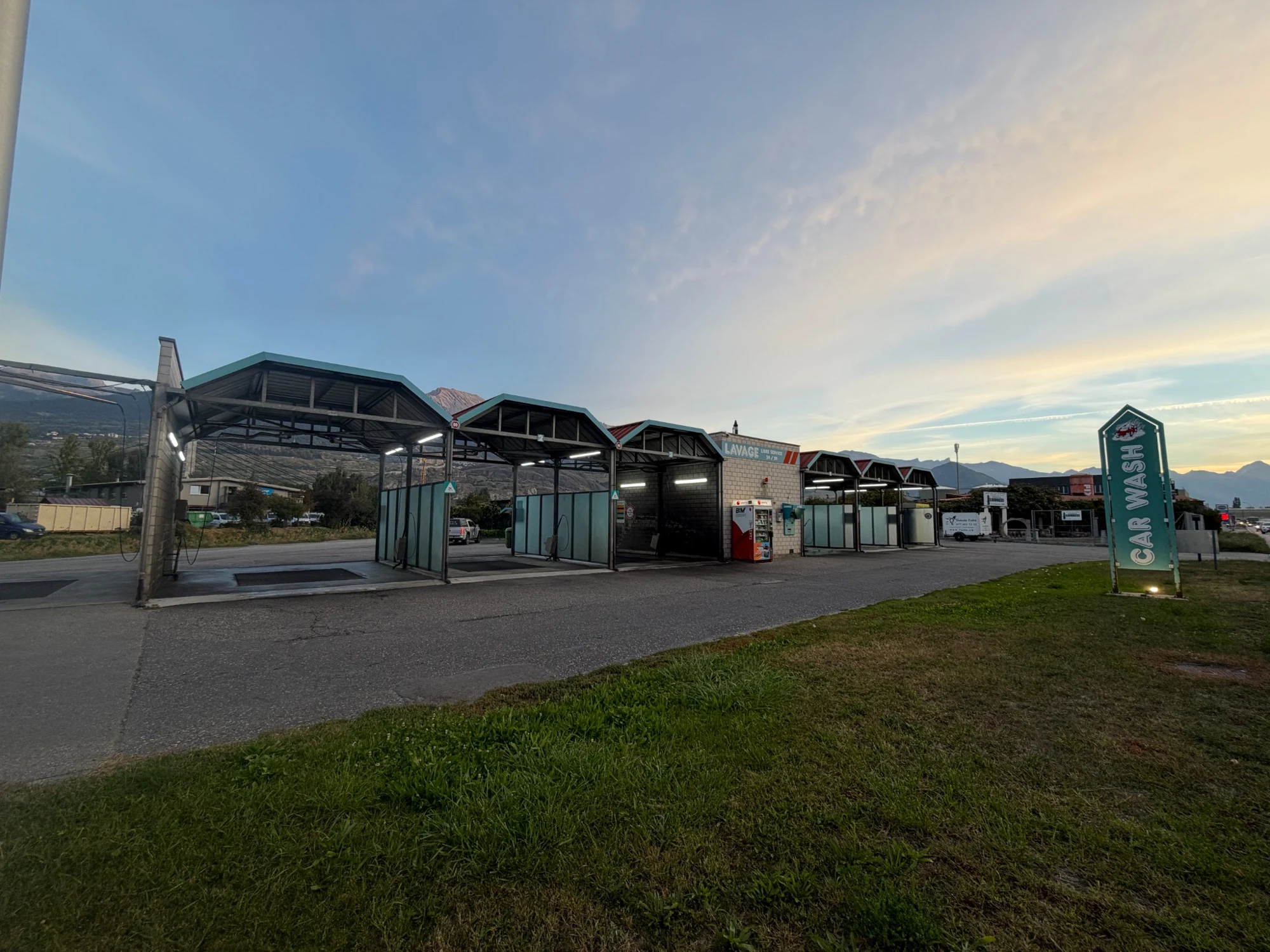 Vue panoramique des pistes de lavage Tileo, Route de Riddes à Sion